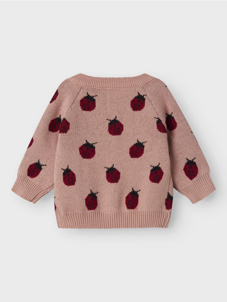 Beschreibung
Dieser gestrickte Cardigan aus Wolle bietet Ihrem Kind ganzjährig Komfort und Wärme. Das natürliche Material reguliert die Körpertemperatur, ist weich und atmungsaktiv. Mit Knopfverschluss, Rundhals-Kragen und All-over-Print ist er sowohl funktional als auch stilvoll.