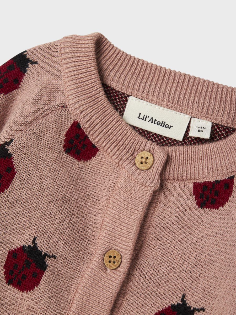 Beschreibung
Dieser gestrickte Cardigan aus Wolle bietet Ihrem Kind ganzjährig Komfort und Wärme. Das natürliche Material reguliert die Körpertemperatur, ist weich und atmungsaktiv. Mit Knopfverschluss, Rundhals-Kragen und All-over-Print ist er sowohl funktional als auch stilvoll.