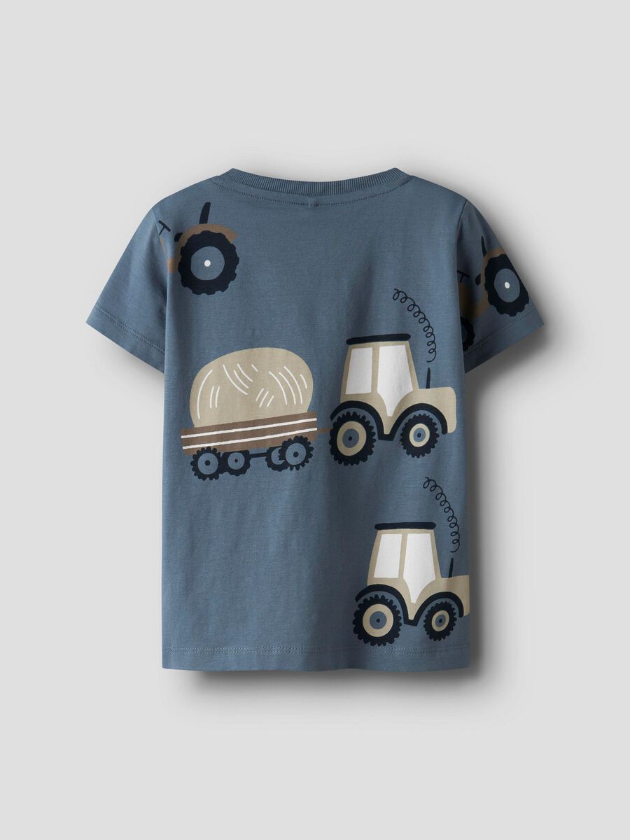 Dieses blaue T-Shirt von name it ist mit einem Muster aus beigen Traktoren versehen.