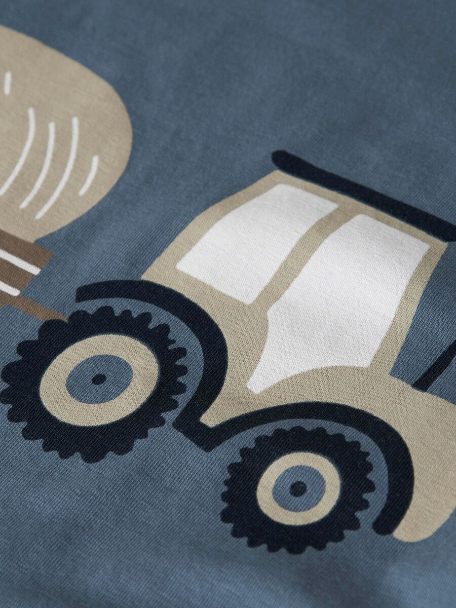 Dieses blaue T-Shirt von name it ist mit einem Muster aus beigen Traktoren versehen.