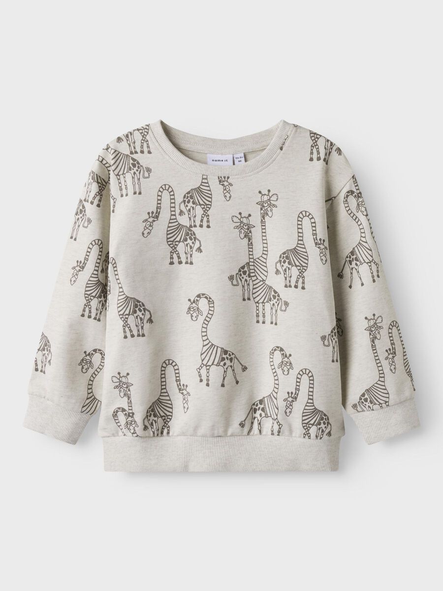 Dieses beige Sweatshirt von name it besticht durch einen durchgehenden Giraffen-Print, der dem Kleidungsstück einen einzigartigen Charakter verleiht.