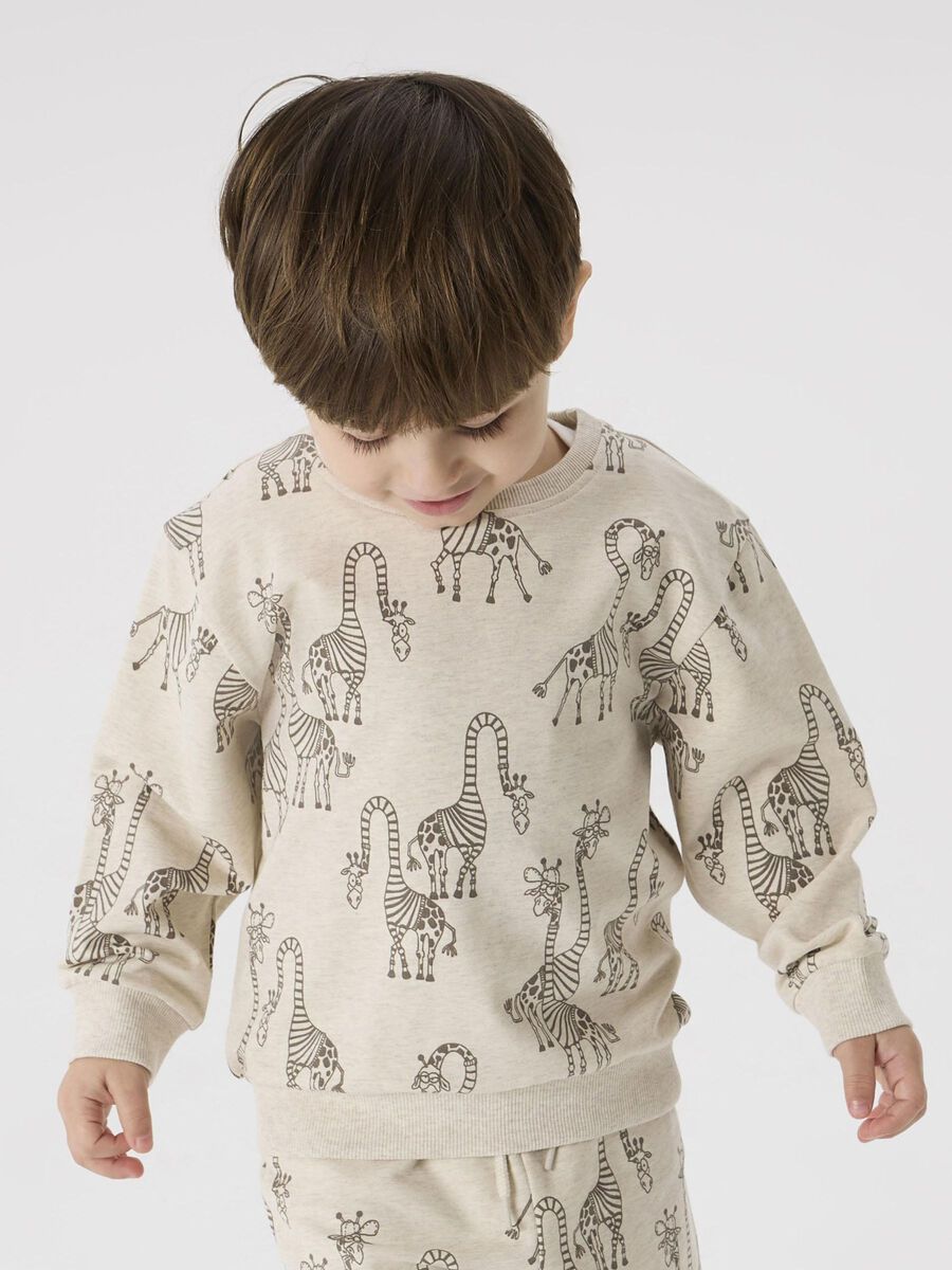 Dieses beige Sweatshirt von name it besticht durch einen durchgehenden Giraffen-Print, der dem Kleidungsstück einen einzigartigen Charakter verleiht.