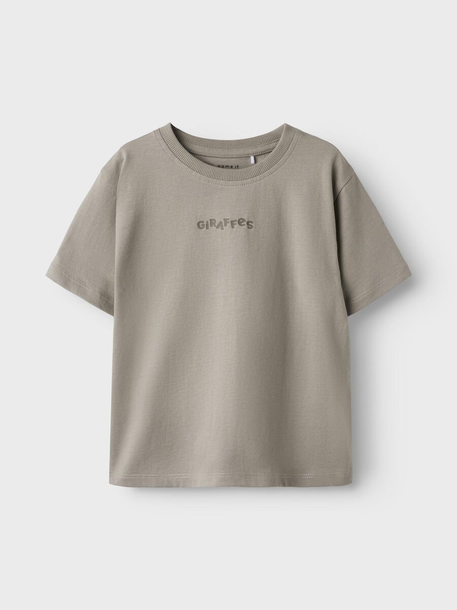 Dieses braune T-Shirt mit Giraffenmotiv von name it verbindet Komfort und verspieltes Design für einen einzigartigen Look.