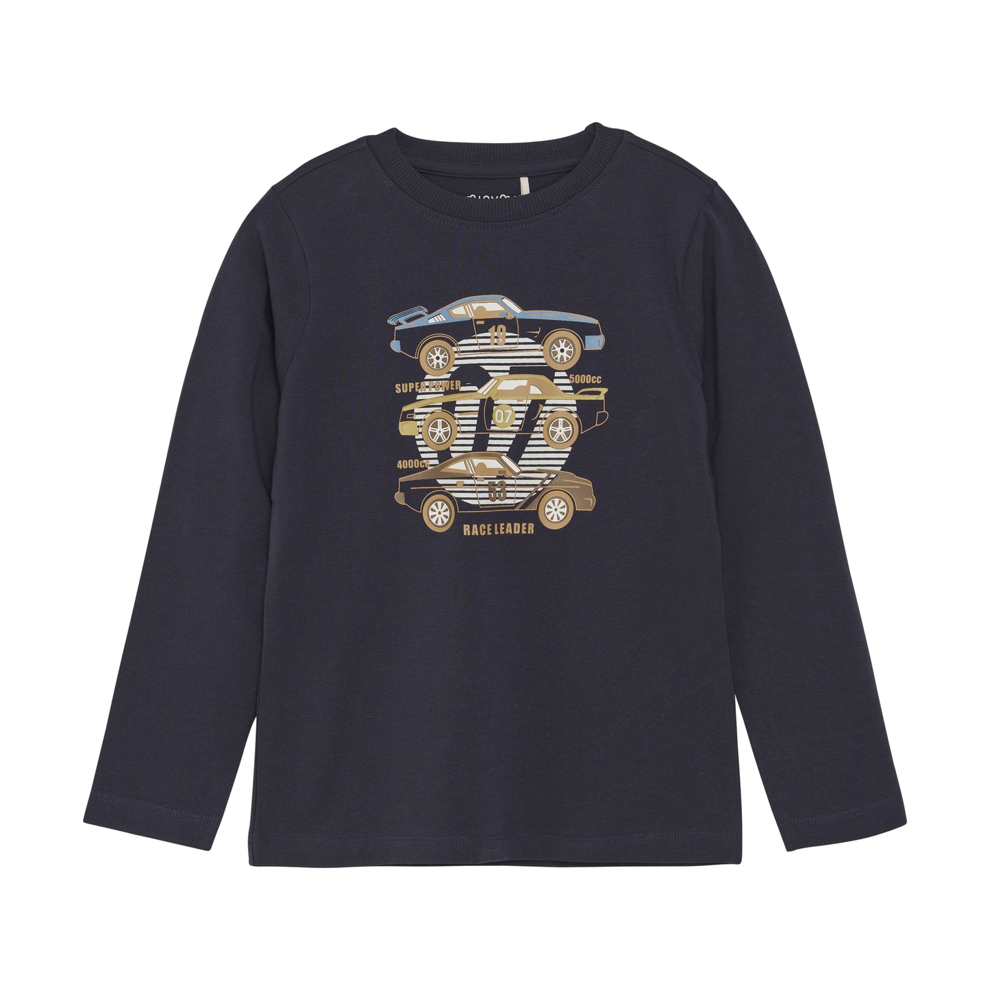 Dieses Langarmshirt von Minymo in Blau mit Auto-Aufdruck ist das perfekte Kleidungsstück für coole Jungs. Der Aufdruck sorgt für einen trendy Look und die langen Ärmel eignen sich ideal für kältere Tage. Dank hochwertiger Materialien ist es besonders langlebig und bequem zu tragen. Mit diesem Shirt wird dein Kind zum Blickfang.