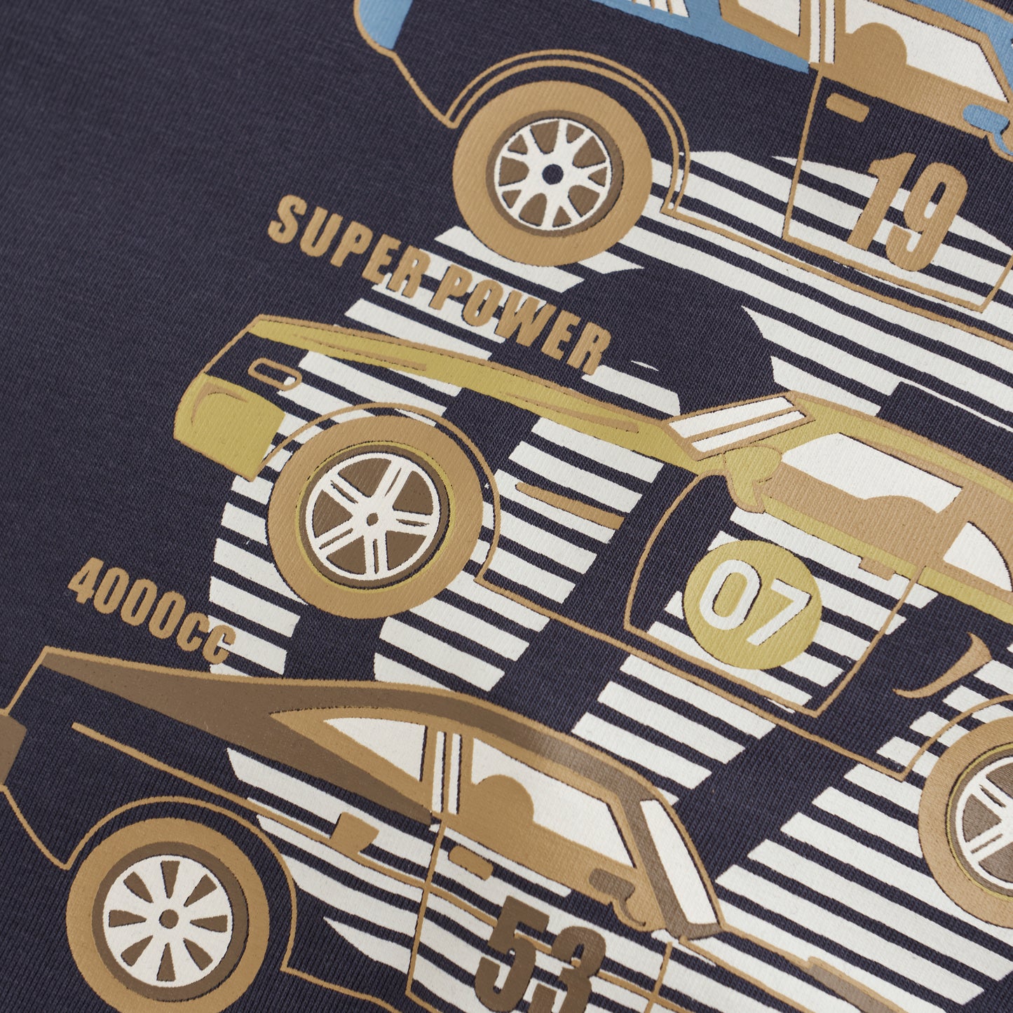 Dieses Langarmshirt in Blau mit Auto-Aufdruck ist das perfekte Kleidungsstück für coole Jungs. Der Aufdruck sorgt für einen trendy Look und die langen Ärmel eignen sich ideal für kältere Tage. Dank hochwertiger Materialien ist es besonders langlebig und bequem zu tragen. Mit diesem Shirt wird dein Kind zum Blickfang.