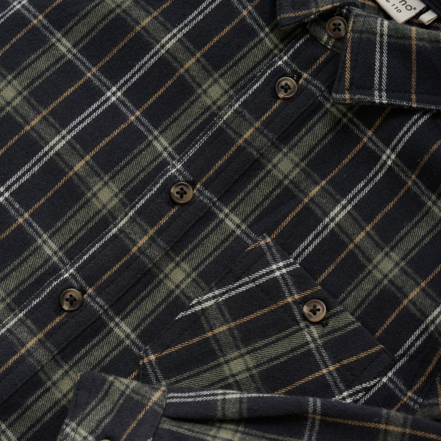 Das langarm Hemd für Jungs ist perfekt für jeden Anlass. Mit seinem karierten Muster ist es nicht nur stylisch, sondern auch zeitlos. Das hochwertige Material sorgt für hohen Tragekomfort und Langlebigkeit. Ein Must-Have für jeden kleinen Mann!