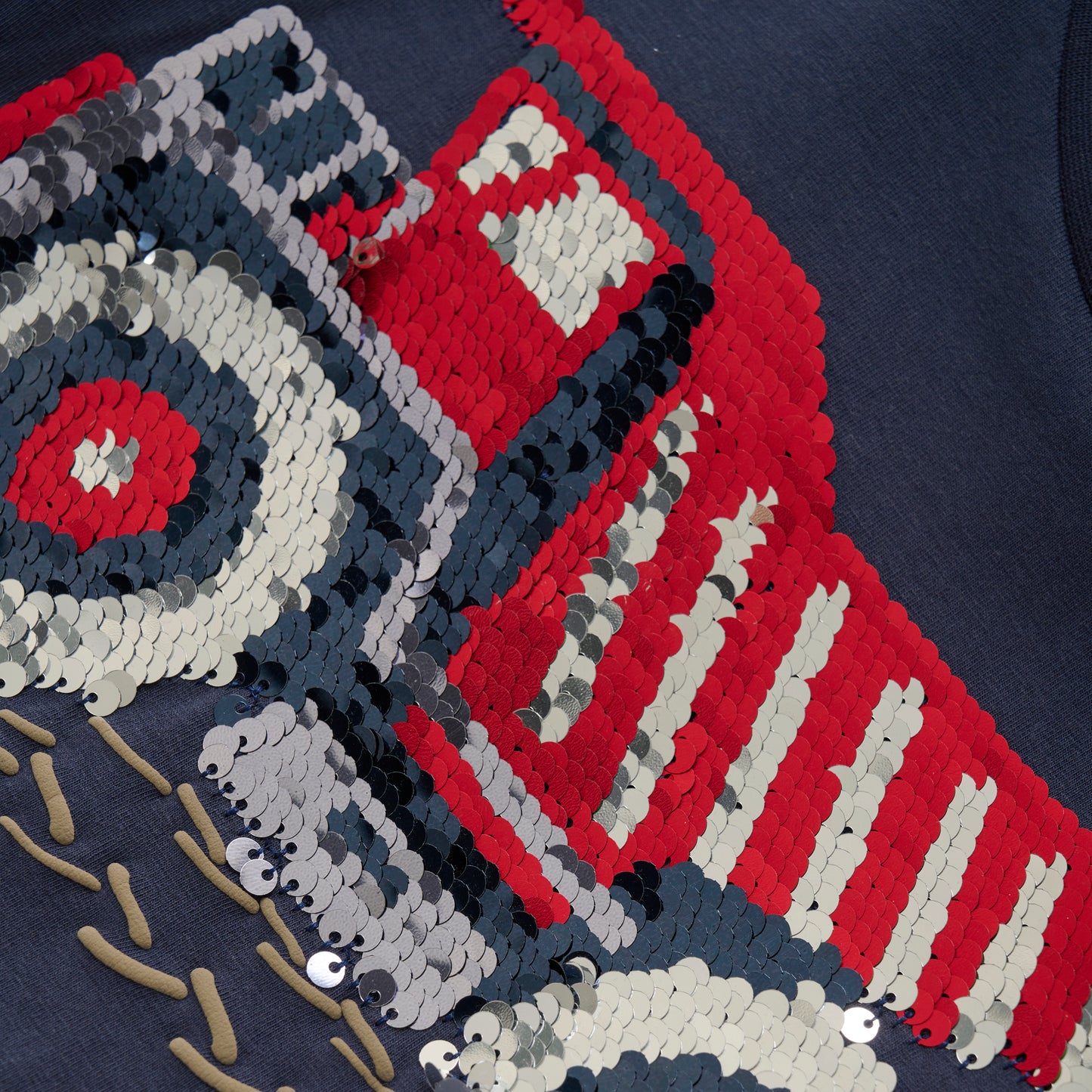 Dieses dunkelblaue T-Shirt von MINYMO begeistert mit einem witzigen Kipplaster aus Pailletten, der für einen verspielten Look sorgt.