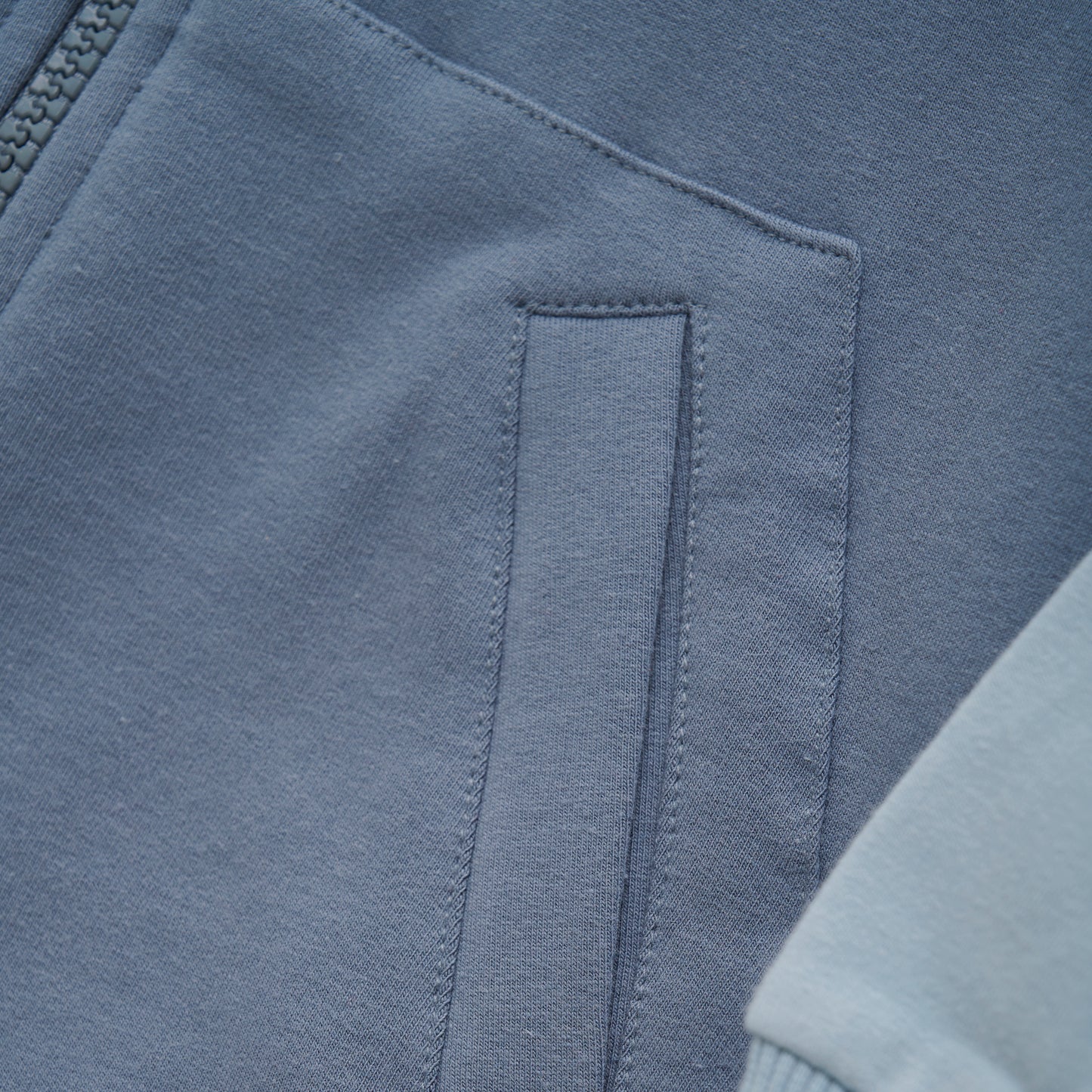 Dieser blau-braune Cardigan-Sweater von MINYMO überzeugt durch seine hochwertige Verarbeitung und zeitloses Design.