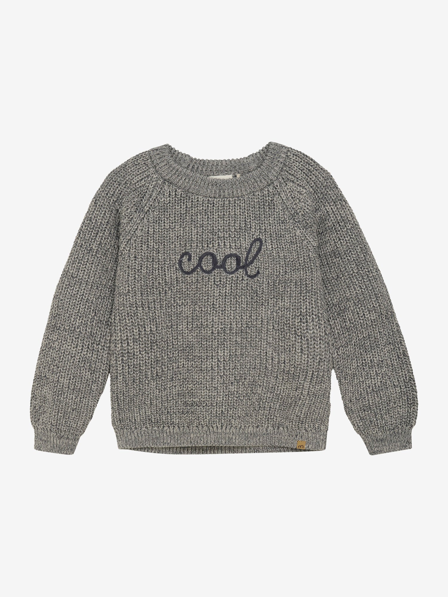 Der graue, angenehm warme und weiche Strickpullover von MINYMO ist die perfekte Wahl für die kalte Jahreszeit und besticht durch den stylischen Schriftzug „cool“.