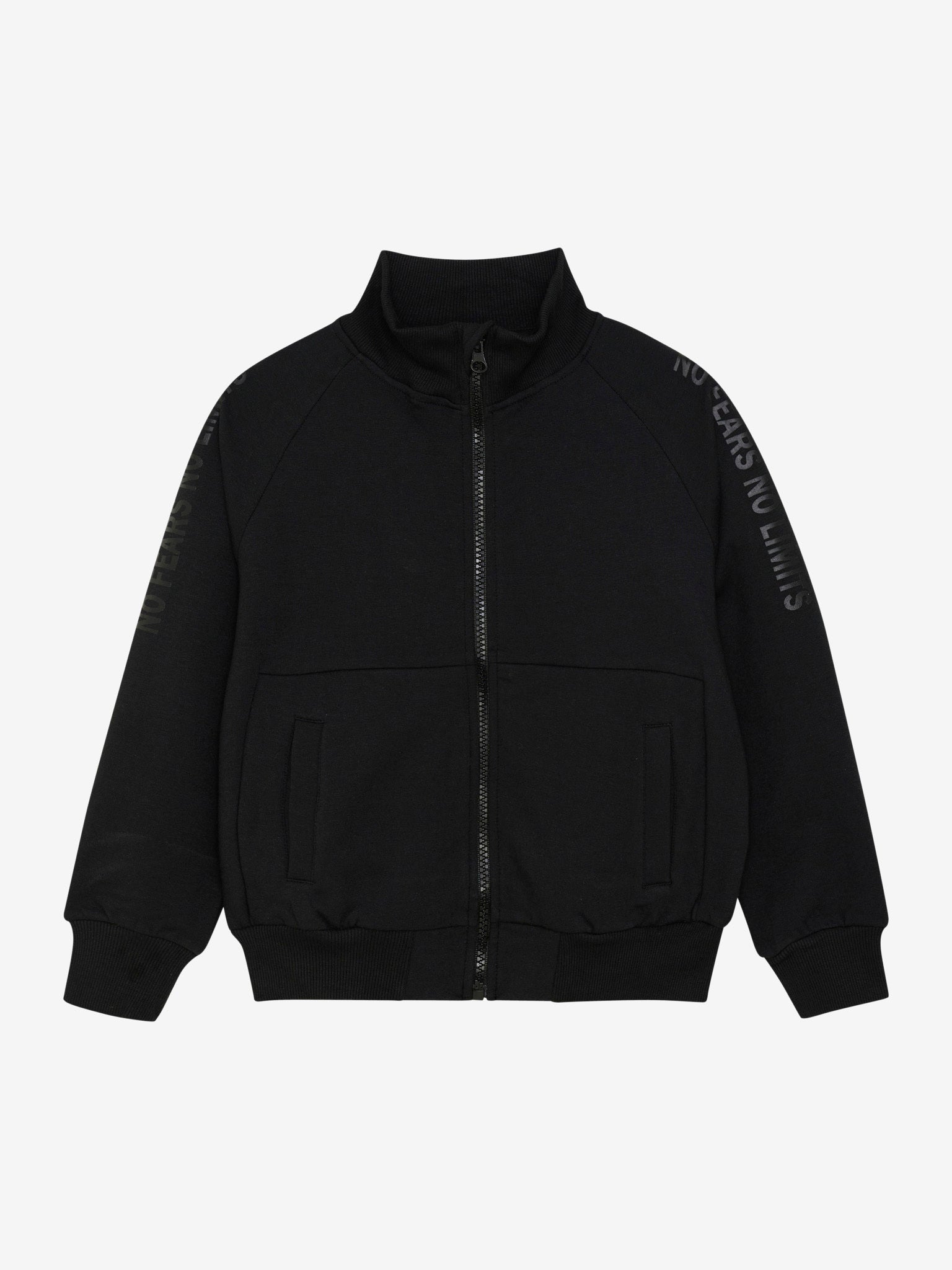 Dieser schwarze Cardigan von MINYMO besticht durch einen angesagten Adventure-Rückenprint, der jedem Outfit eine aufregende Note verleiht.