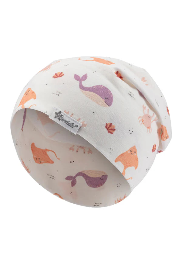 Der Beanie Unterwasser überzeugt mit weichem, flexiblem Material aus 95 % Baumwolle und 5 % Elasthan. Das liebevoll bedruckte Design mit Unterwassertieren macht ihn zum perfekten Begleiter für kleine Entdecker. Er lässt sich mit oder ohne Umschlag tragen und ist dank OEKO-TEX Zertifikat schadstofffrei und angenehm zu tragen.