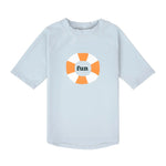 Das kurzärmelige Baby Badeshirt von Lässig mit UV-Schutz 60 in Blau schützt zuverlässig. Das atmungsaktive und schnelltrocknende Material sorgt für unbeschwerten Badespaß.