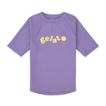 Das kurzärmelige Baby Badeshirt von Lässig mit UV-Schutz 60 in Lila schützt zuverlässig. Das atmungsaktive und schnelltrocknende Material sorgt für unbeschwerten Badespaß.