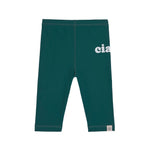 Die Kinder Beach Leggings von Lässig in Grün ist dank UV-Schutz 60 die perfekte Wahl für den Sommer. Das elastische, schnelltrocknende Material sorgt bei Kids für maximale Bewegungsfreiheit und unbeschwerten Badespaß.