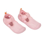 Die Kinder Badeschuhe von Lässig in der Farbe Pink sind leicht, atmungsaktiv und schnell trocknend. Ihre flexible Antirutsch-Sohle und die praktischen Klettverschlüsse sorgen für einen optimalen Halt. Die Kinder Sandalen sind ideal am Strand oder im Freibad.