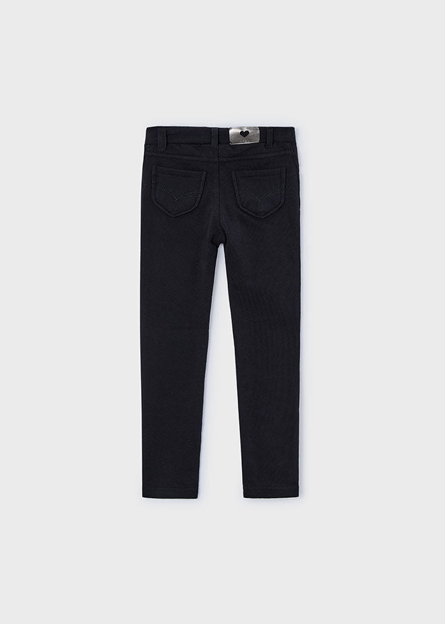 Diese schwarze Plüschhose von mayoral überzeugt durch ihr weiches Material und sorgt für ein angenehmes Tragegefühl. Ideal für gemütliche Stunden mit Stil.