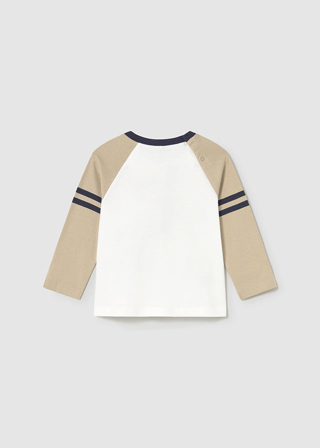Dieses Langarmshirt von Mayoral besticht durch seine beigen Ärmel und die charmanten Bärenmotive – perfekt für stilbewusste Kinder.