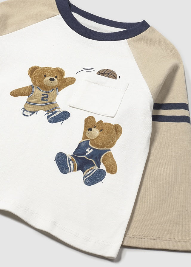 Dieses Langarmshirt von Mayoral besticht durch seine beigen Ärmel und die charmanten Bärenmotive – perfekt für stilbewusste Kinder.