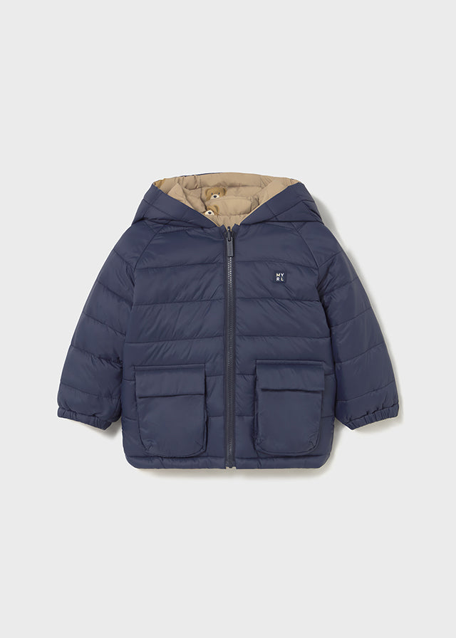 Weiche Wendejacke von Mayoral in stilvollem Dunkelblau und Beige, die vielseitigen Komfort und moderne Eleganz bietet.