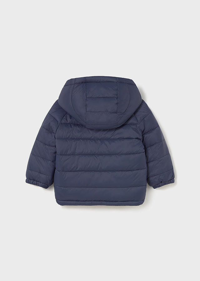 Weiche Wendejacke von Mayoral in stilvollem Dunkelblau und Beige, die vielseitigen Komfort und moderne Eleganz bietet.