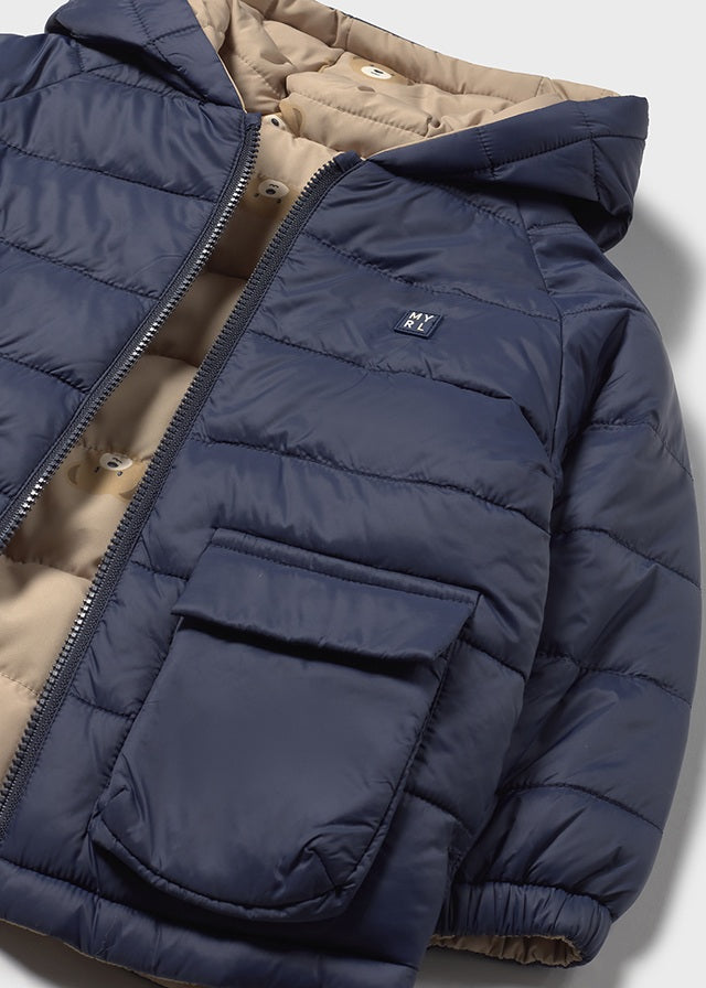 Weiche Wendejacke von Mayoral in stilvollem Dunkelblau und Beige, die vielseitigen Komfort und moderne Eleganz bietet.