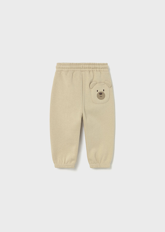 Beige Sweathose von Mayoral mit niedlicher Bärentasche – der perfekte Begleiter für Komfort und verspielten Stil.