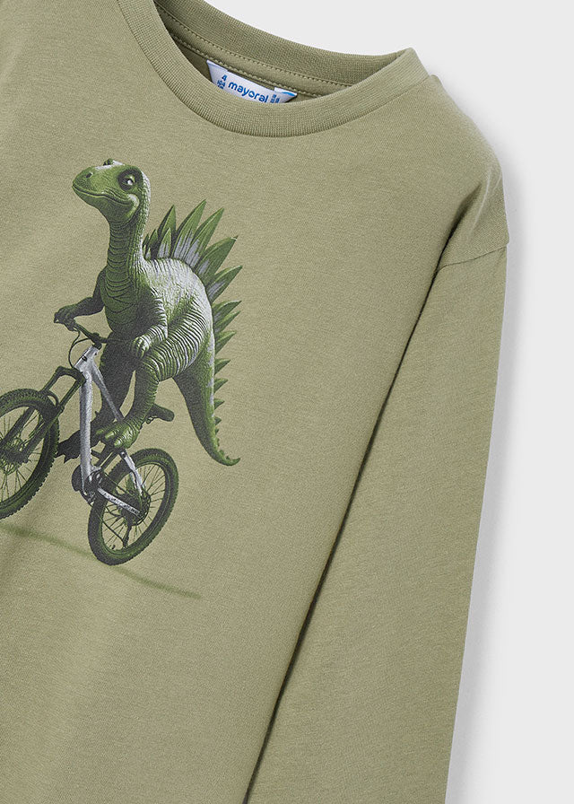Dieses grüne Langarmshirt von Mayoral besticht durch ein spannendes Dinomotiv und ist perfekt für kleine Entdecker, die Stil und Komfort lieben.