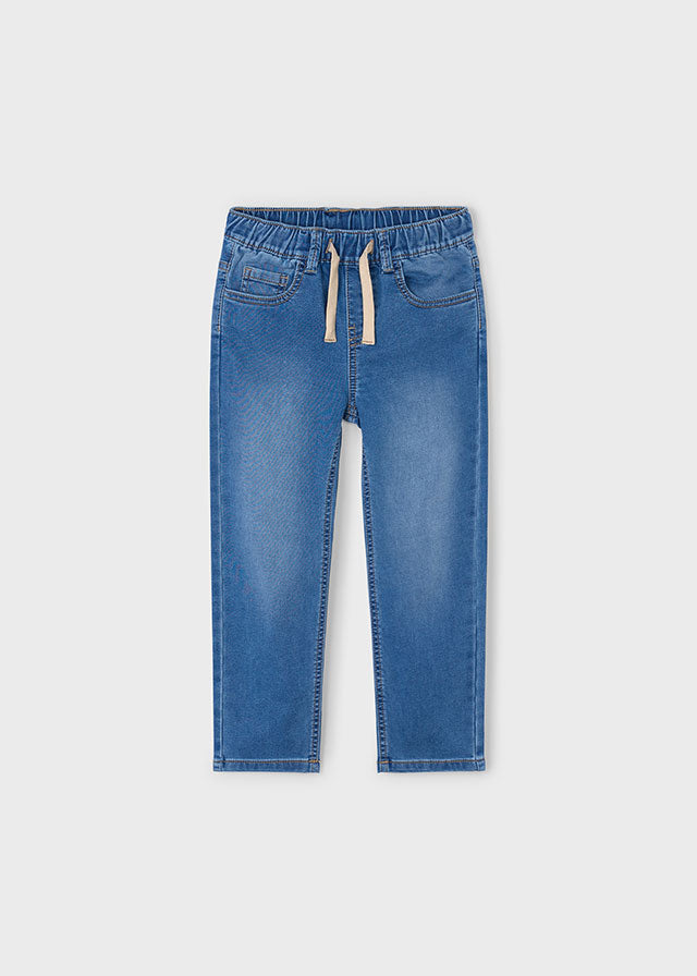 Leichte Jogger-Hose aus weichem, blauem Denim von Mayoral – perfekt für komfortable und stylische Freizeitlooks.