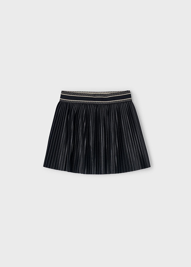 Der Plissee Rock von Mayoral besticht durch seine elegante schwarze Farbe und hochwertige Verarbeitung.
