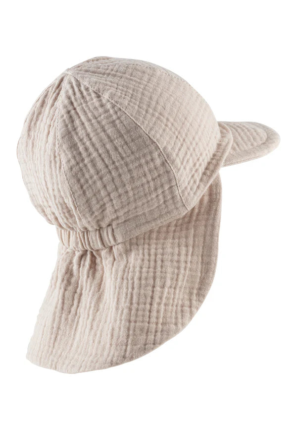 Diese beige Schirmmütze aus weichem Musselin von Sterntaler bietet optimalen Schutz und Komfort für empfindliche Haut.