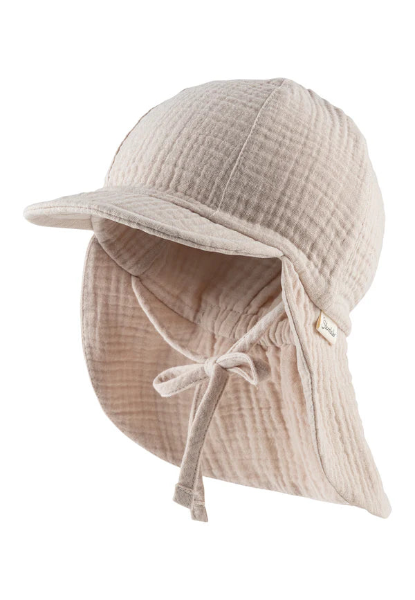 Diese beige Schirmmütze aus weichem Musselin von Sterntaler bietet optimalen Schutz und Komfort für empfindliche Haut.