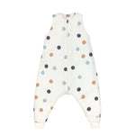 Der Ganzjahresschlafoverall mit einem TOG-Wert von 2.5 besteht aus weicher Baumwolle (bio) und ist mit einer Füllung aus Polyester (recycelt) wattiert. Er hält dein Kind kuschelig warm, ist federleicht und atmungsaktiv – perfekt für ein angenehmes Schlafklima.
- ärmellos
- ideale Nachfolger zum Schlafsack
- langer, durchgängiger Reißverschluss
- Kinnschutz
- Sicherheitsabdeckung am Reißverschluss
- TOG: 2.5
- für Sommer & Winter
- einfaches An- und Ausziehen
- sorgt für angenehmes Schlafklima
- weiche Bünd