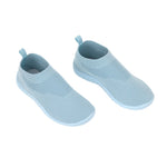 Die Kinder Sneaker von Lässig in Blau sind leicht, atmungsaktiv und schnelltrocknend. Ihre flexible Antirutsch-Sohle und die anschmiegsame Passform sorgen für einen optimalen Halt. So sind die Kinderschuhe ideal für den Spielplatz, die Kita oder den Badeausflug.