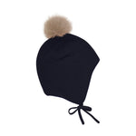 Diese dunkelblaue Mütze von MINYMO begeistert mit einem abnehmbaren Fellbommel – perfekt, um deinen Look je nach Stimmung zu verändern!