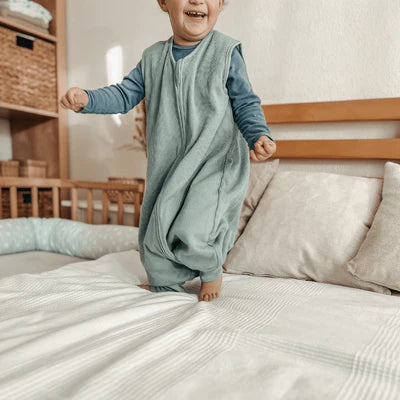 Der Schlafsack aus 100% Bio-Baumwolle mit 1.0 TOG hält Dein Baby warm, leicht und atmungsaktiv. Er bietet maximale Bewegungsfreiheit und sorgt für sicheren Schlaf, da das Gesicht frei bleibt und der Schlafsack nicht verrutschen kann. Der Komfort-Reißverschluss schützt das Kinn, während weiche Abschlüsse am Hals und den Armen für angenehmes Tragegefühl sorgen. Ideal für ruhige Nächte und entspanntes Träumen.