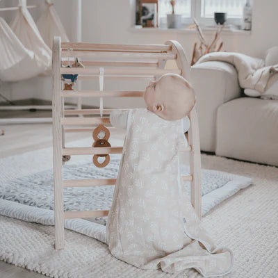 Der 1.0 TOG Musselin-Schlafsack aus 100 % Bio-Baumwolle hält Ihr Baby angenehm warm und sorgt dank seines leichten, atmungsaktiven Materials für ruhige Nächte. Mit Füßen ausgestattet, bietet er maximale Bewegungsfreiheit und verhindert, dass das Gesicht bedeckt wird, was die Sicherheit beim Schlafen erhöht. Der weiche Komfort-Reißverschluss mit Kinnschutz und der sanft eingefasste Halsausschnitt garantieren hohen Tragekomfort. Ideal für sicheren und entspannten Babyschlaf.