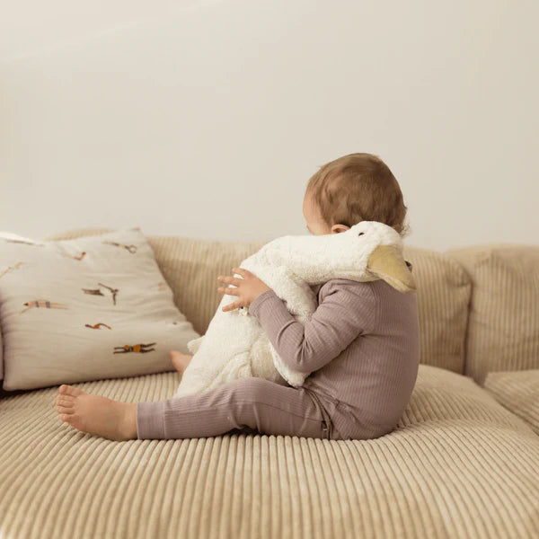 Unsere emma & noah Babyschlafanzüge aus atmungsaktivem Viskose-Baumwoll-Mix sorgen für angenehmen Schlaf. Der praktische Reißverschluss mit Kinnschutz erleichtert das An- und Ausziehen sowie das Wickeln. Offene Füße fördern die Bewegungsfreiheit bei den ersten Entdeckungen.