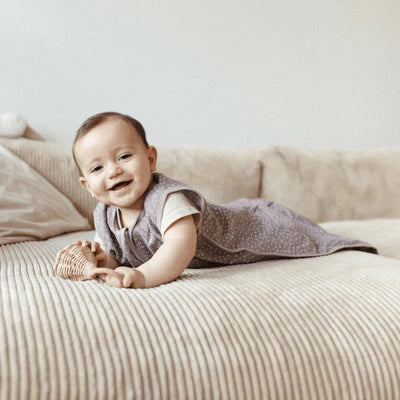 Der 0.5 TOG Musselin-Schlafsack aus 100% Bio-Baumwolle hält Dein Baby angenehm warm, ist leicht und atmungsaktiv. Er bietet maximale Bewegungsfreiheit und sorgt für sicheren Schlaf, da das Gesicht frei bleibt und der Schlafsack nicht verrutschen kann. Mit weichem Komfort-Reißverschluss und geschütztem Kinn garantiert er hohen Tragekomfort ohne Hautreizungen.