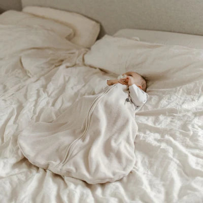 Der 1.0 TOG Musselin-Schlafsack aus 100 % Bio-Baumwolle hält Ihr Baby angenehm warm und sorgt dank seines leichten, atmungsaktiven Materials für ruhige Nächte. Mit Füßen ausgestattet, bietet er maximale Bewegungsfreiheit und verhindert, dass das Gesicht bedeckt wird, was die Sicherheit beim Schlafen erhöht. Der weiche Komfort-Reißverschluss mit Kinnschutz und der sanft eingefasste Halsausschnitt garantieren hohen Tragekomfort. Ideal für sicheren und entspannten Babyschlaf.