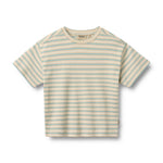 Klassisches T-Shirt mit feinen Streifen von WHEAT. Das zeitlose Design passt zu jedem Outfit und bietet maximalen Tragekomfort durch die hochwertige Bio-Baumwolle. Perfekt für den Alltag – vielseitig kombinierbar und langlebig.