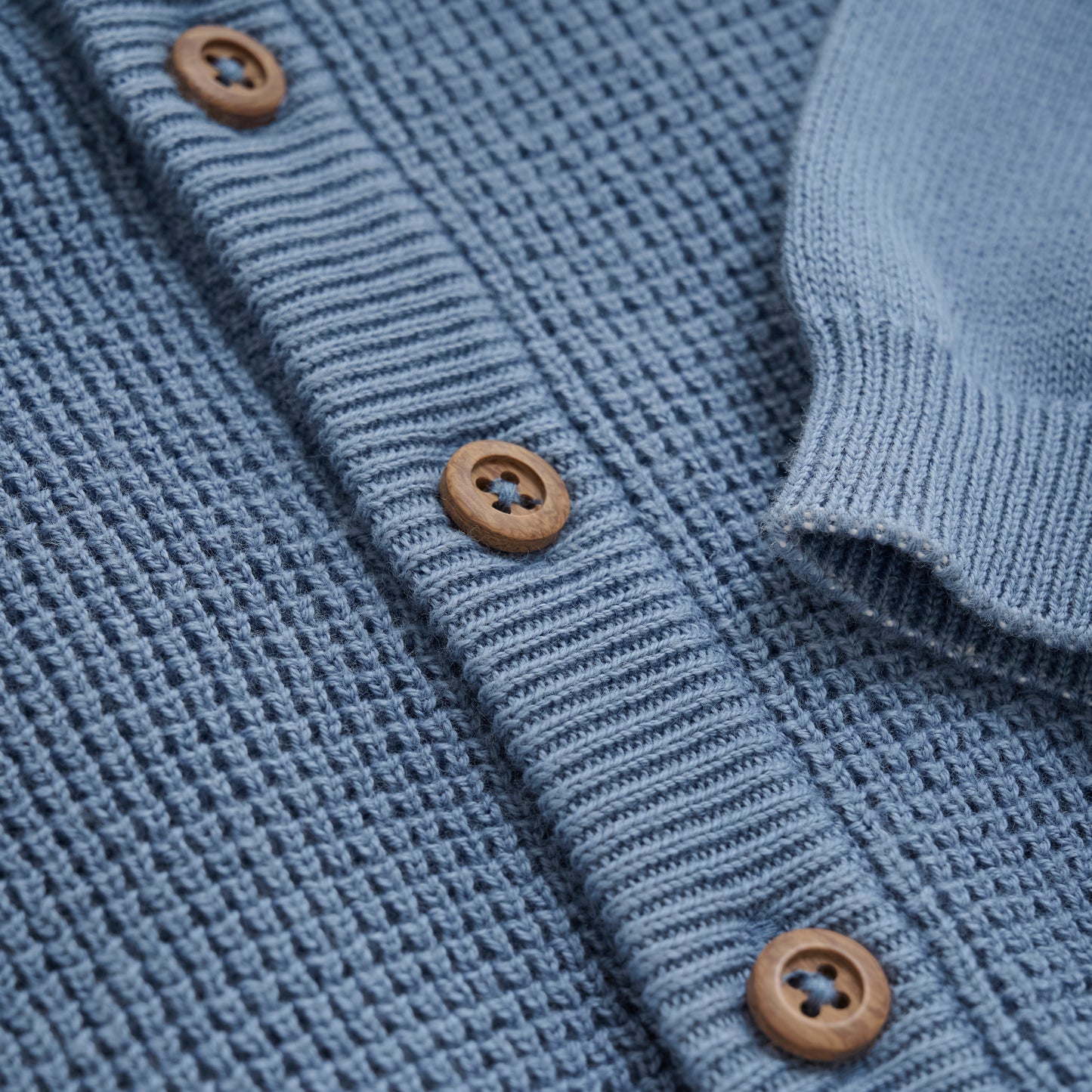 ie blaue Strickweste von Enfant überzeugt mit hochwertiger Verarbeitung und weichem Material. Sie bietet angenehmen Tragekomfort und lässt sich vielseitig zu verschiedenen Outfits kombinieren – perfekt für stilbewusste Kinder.