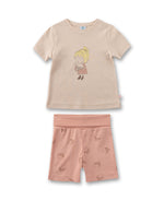 Kurzes sommerliches Nachtwäsche-Set von Sanetta mit Artwork auf dem T-Shirt und süßem Bienen-Allover auf der kurzen Schlafhose