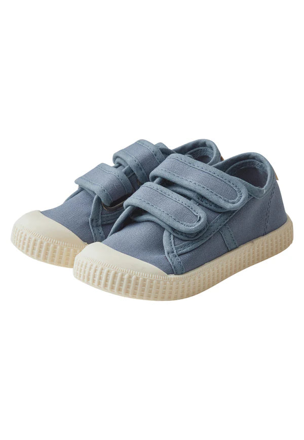 Unifarbene Sneaker aus hochwertigem Baumwollstoff mit farblich abgesetzter Sohle und Zehenkappe. Die hochgezogene Zehenkappe schützt, die Anti-Rutsch-Sohle sorgt für sicheren Halt. Praktischer Klettverschluss erleichtert das An- und Ausziehen. Ideal für aktive Kinder und entspannte Tage. Langlebig, bequem und mit charmantem Sterntaler Logo.
