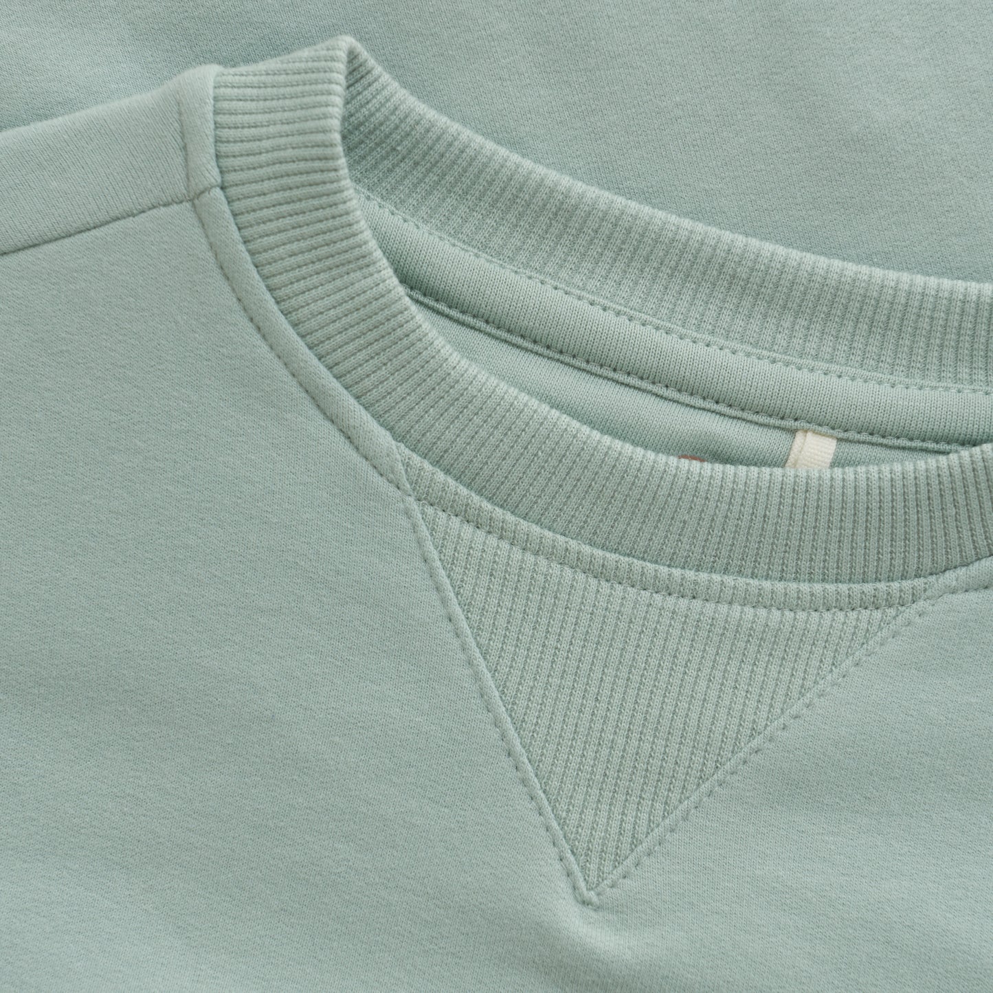 Dieser einfarbige Pullover in Mint von Enfant besticht durch seine angenehm weiche Qualität und sorgt für ein komfortables Tragegefühl.