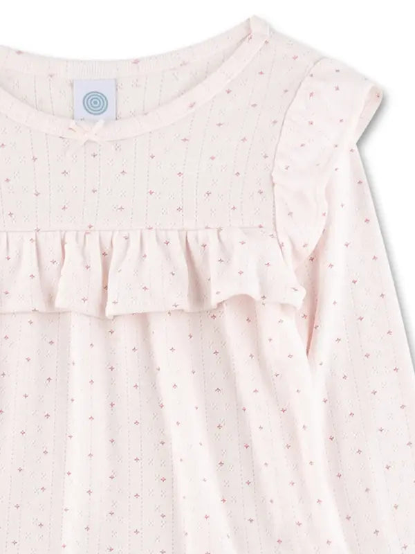 Dieser hellrosa, lange Mädchen-Schlafanzug von Sanetta begeistert mit einem hochwertigen Ajour-Muster, das durch kleine, regelmäßige Rauten in dunklem Rosa ergänzt wird. Das Schlaf-Oberteil mit langen Ärmeln ist mädchenhaft gestaltet: Gerüschte Schultern, zarte Rüschen und ein Abnäher auf Brusthöhe lassen es in eleganten Falten nach unten fallen. Die bequeme Schlafhose verfügt über einen elastischen Taillenbund und sorgt so für eine optimale Passform. Ein wunderschöner Schlafanzug für kleine Prinzessinnen,