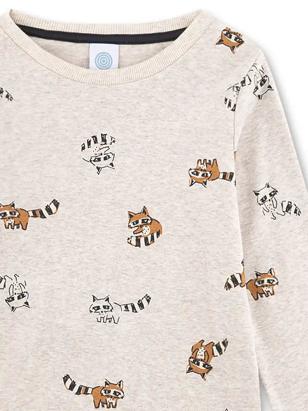 Dieser Schlafanzug von Sanetta für Jungen lädt zum Träumen und Wohlfühlen ein. Gefertigt aus 100 % weicher Baumwolle, überzeugt er mit einem verspielten Alloverprint: kleine Waschbären, mal in Braun, mal im zarten Beige-Melange des Hintergrunds. So entsteht ein harmonisches, kindgerechtes Design voller Leichtigkeit. Das Oberteil ist mit einem elastischen Rippbündchen am Halsausschnitt ausgestattet und schenkt angenehmen Tragekomfort. Auch die Hose im gleichen beige-melierten Look sorgt mit elastischem Bund
