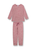 Dieser bezaubernde Mädchen-Schlafanzug von Sanetta aus 100 % GOTS-zertifizierter Bio-Baumwolle in Velours-Single-Qualität sorgt für gemütliche Wohlfühlmomente. Das Oberteil in dunklem Rosé ist mit einem fröhlichen Alloverprint aus Partymäusen, Blumen, Girlanden, Luftballons und Geschenken verziert. Die passende Hose im gleichen Look sitzt dank des bequemen Gummibunds besonders angenehm, wird von einer süßen Schleife liebevoll akzentuiert und verfügt über Beinabschlüsse. Ein Lieblingsstück, das Geborgenheit,