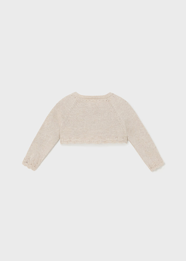 Langarm Strickjacke mit Rundkragen. Knopfverschluss am Kragen, um das Anziehen des Kleidungsstücks zu erleichtern. Strickgewebe, weich und angenehm auf der Haut.