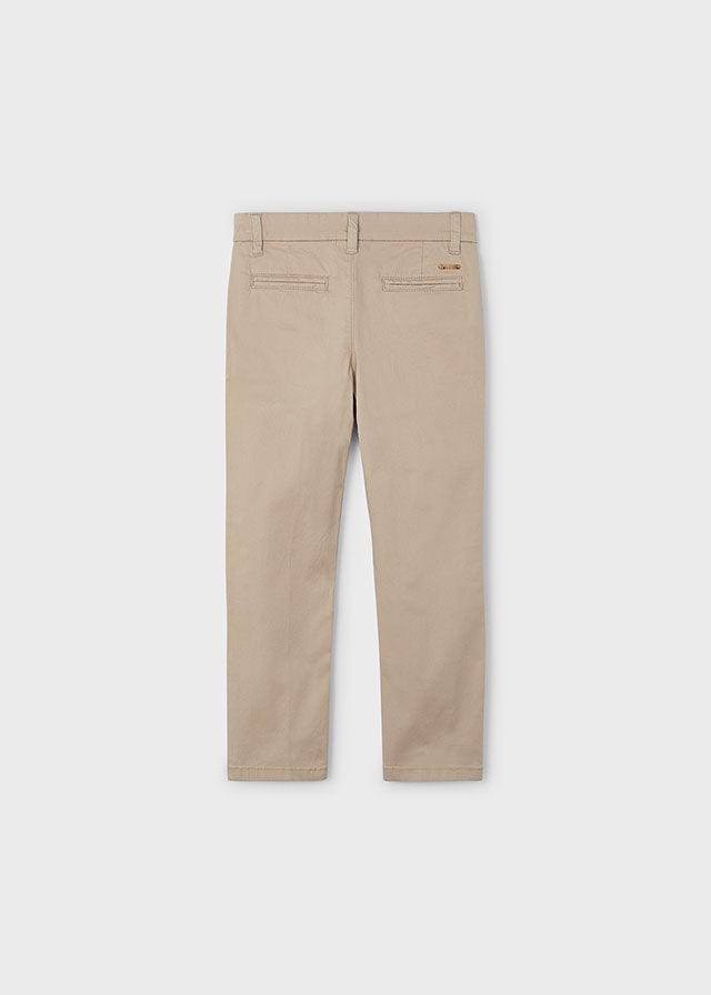 Beschreibung
Diese Basic Hose aus der festlichen Kollektion von Mayoral verbindet schlichte Eleganz mit hohem Tragekomfort. Perfekt für besondere Anlässe, bietet sie eine vielseitige Passform und hochwertige Verarbeitung, die Ihren Look stilvoll abrundet. Ein Must-have für festliche Momente, das sich mühelos kombinieren lässt.