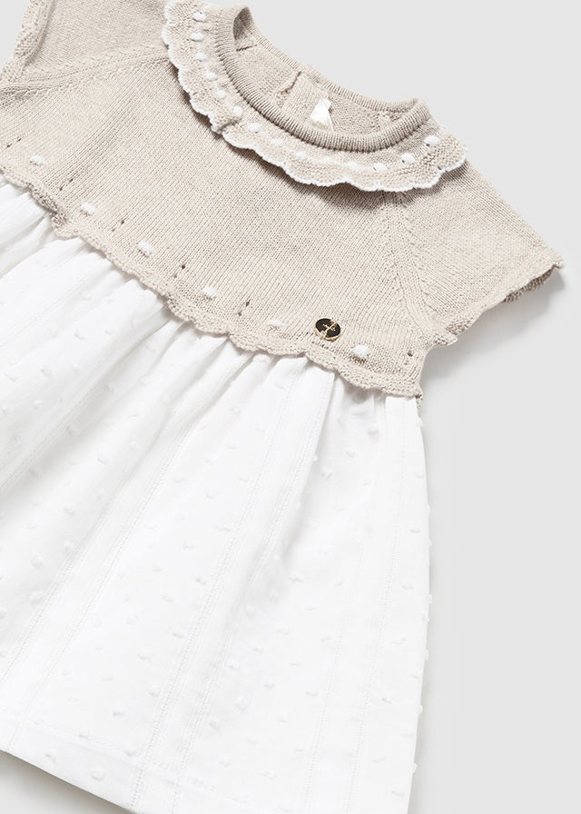 Kurzarm Kleid für Babys mit Knopfverschluss hinten und Rundkragen mit Volant aus der festlichen Kollektion von Mayoral